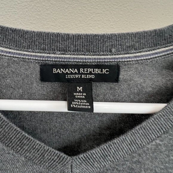 SALE 2/$20 Banana Republic Luxury blend silk/cotton/cashmere v-neck sweater M - Picture 3 of 5